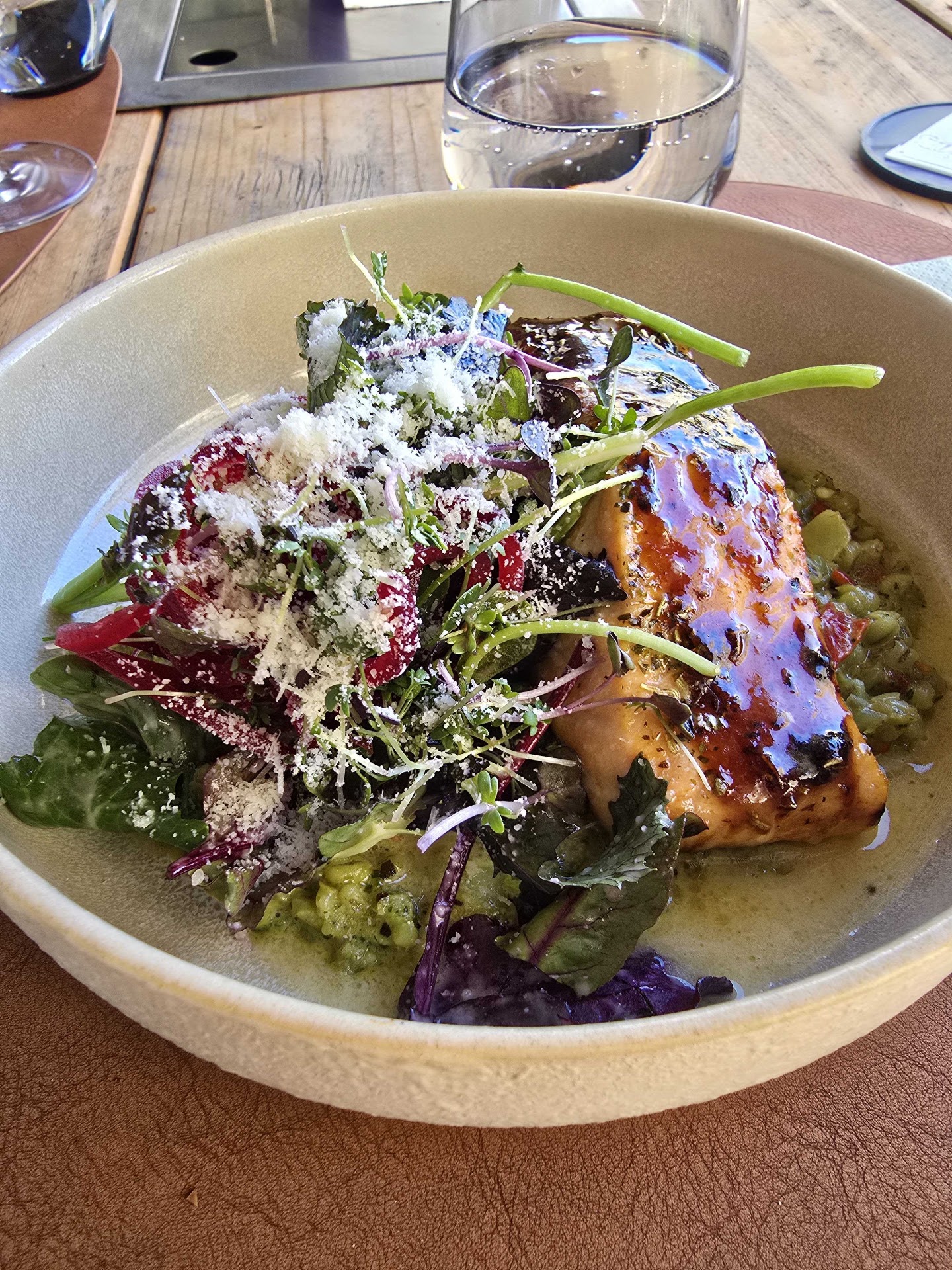 Glasiertes Hauptgericht mit Salat, Kräutern und Parmesan